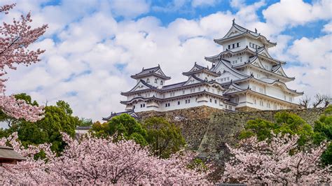 Le Château de Himeji : Un monument majestueux aux secrets cachés!