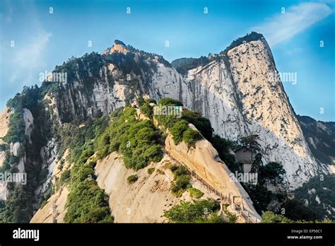 Le Mont Huashan : Défi vertigineux et beauté mystique !