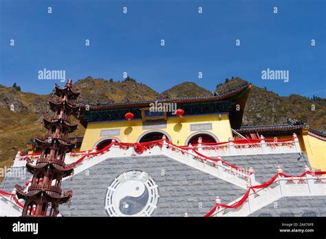  Le Temple de la Grue Céleste: Un joyau architectural niché au cœur d'un parc verdoyant !