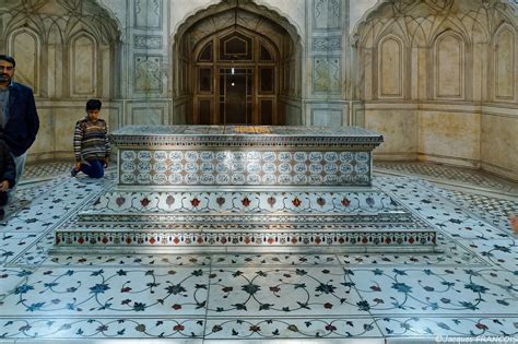 Le Tombeau de Jahangir: Splendeur architecturale et jardin luxuriant!